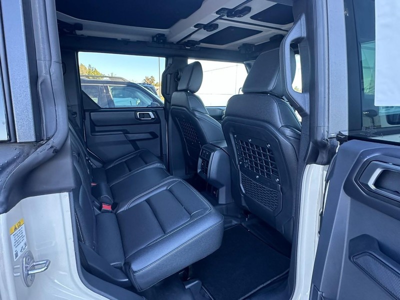 Ford Bronco Vehicle Full-screen Gallery Image 13