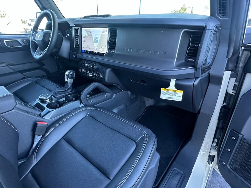Ford Bronco Vehicle Full-screen Gallery Image 14