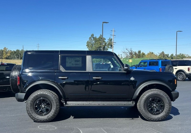 Ford Bronco Vehicle Full-screen Gallery Image 02