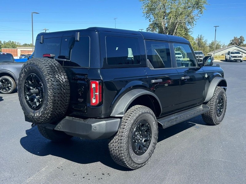 Ford Bronco Vehicle Full-screen Gallery Image 03