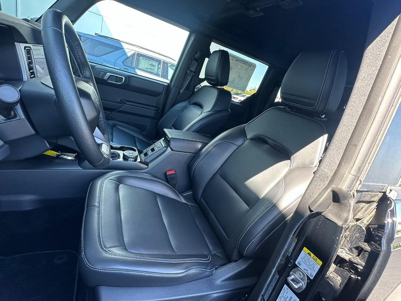 Ford Bronco Vehicle Full-screen Gallery Image 08