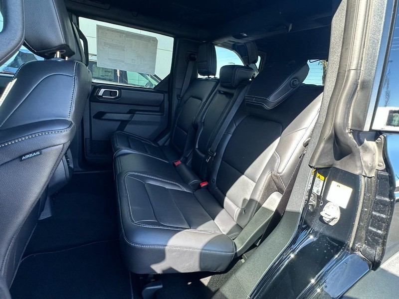 Ford Bronco Vehicle Full-screen Gallery Image 16