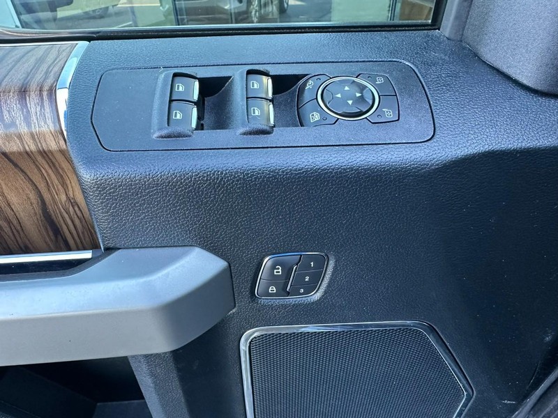 Ford F-150 Vehicle Full-screen Gallery Image 12