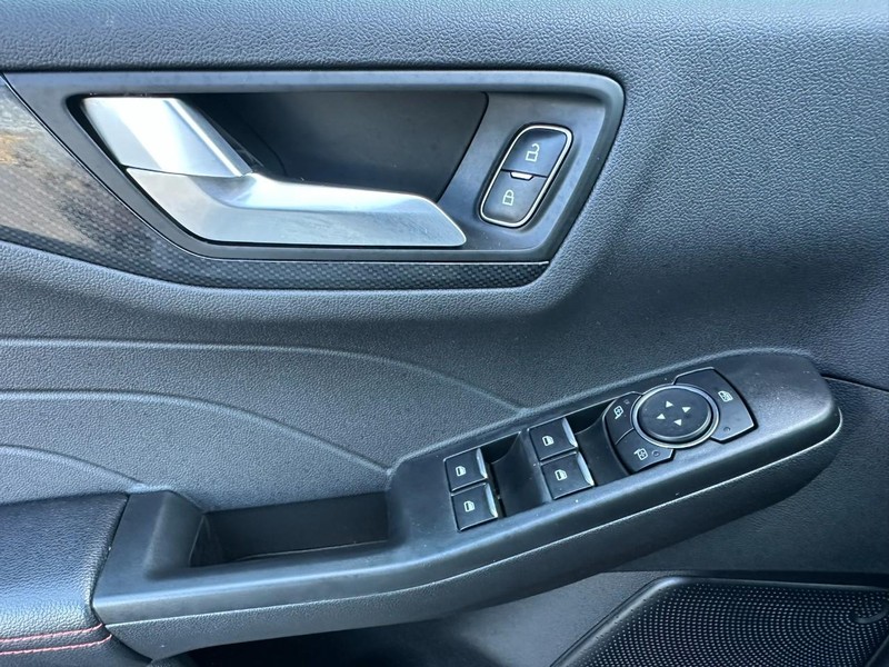 Ford Escape Vehicle Full-screen Gallery Image 10
