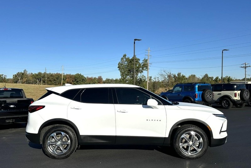 Chevrolet Blazer Vehicle Full-screen Gallery Image 02
