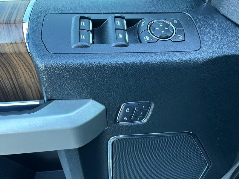 Ford F-150 Vehicle Full-screen Gallery Image 12