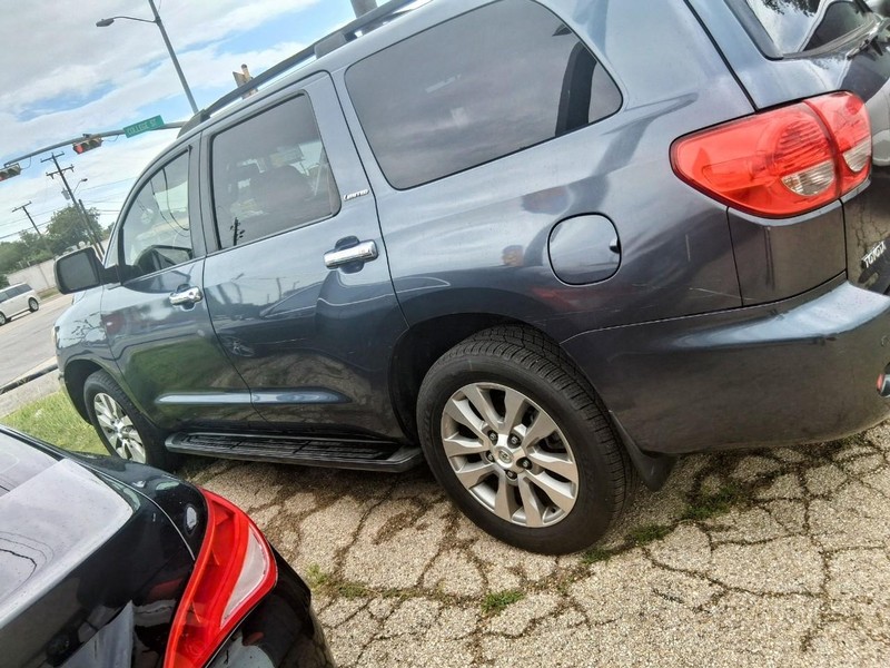 Toyota Sequoia Vehicle Image 02