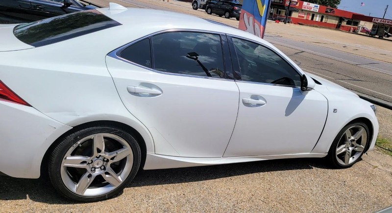 Lexus IS Vehicle Image 02