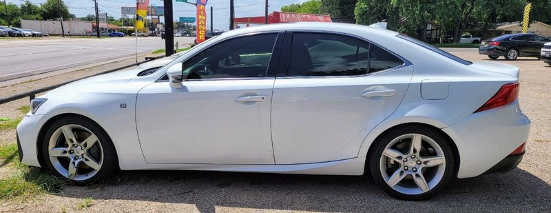 Lexus IS Vehicle Image 04