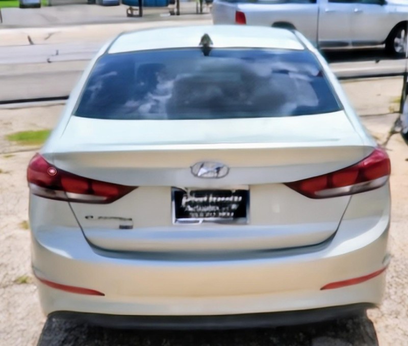 Hyundai Elantra Vehicle Image 02