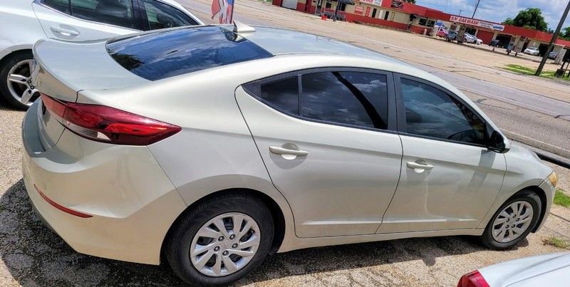 Hyundai Elantra Vehicle Image 03