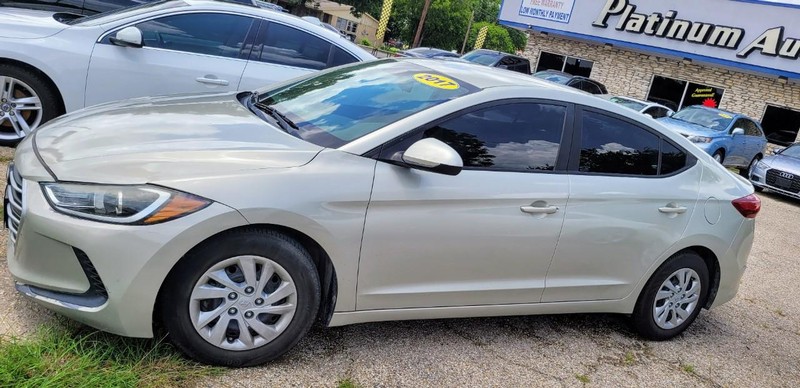Hyundai Elantra Vehicle Image 04