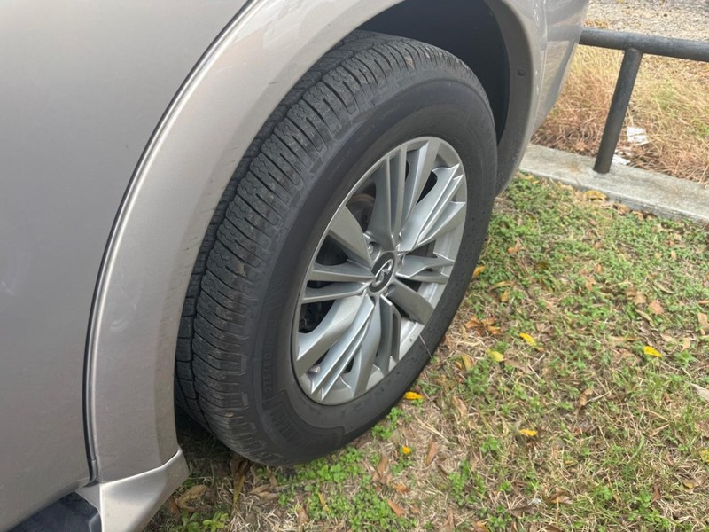 INFINITI QX80 Vehicle Full-screen Gallery Image 04