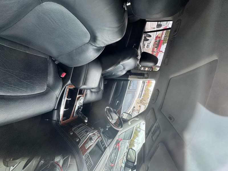 INFINITI QX80 Vehicle Full-screen Gallery Image 05