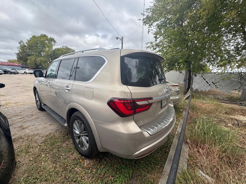 INFINITI QX80 Vehicle Full-screen Gallery Image 06
