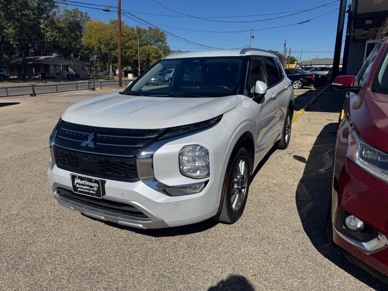 Mitsubishi Outlander Vehicle Image 03