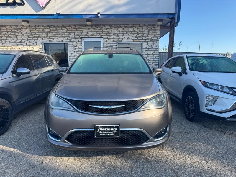 Chrysler Pacifica Vehicle Image 02