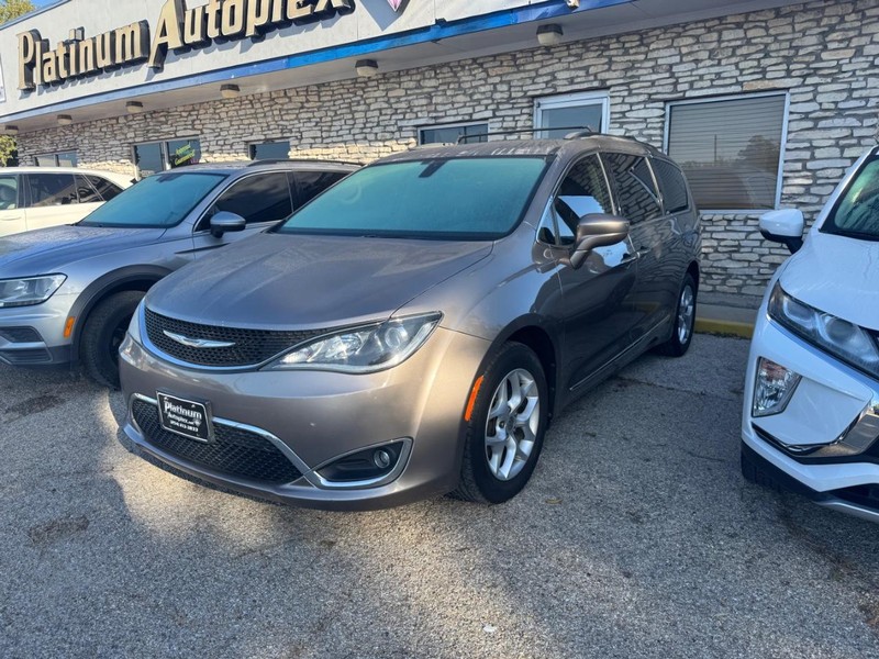 Chrysler Pacifica Vehicle Image 03