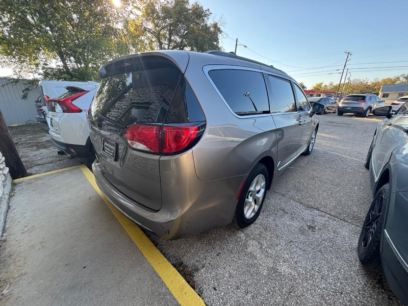 Chrysler Pacifica Vehicle Image 04