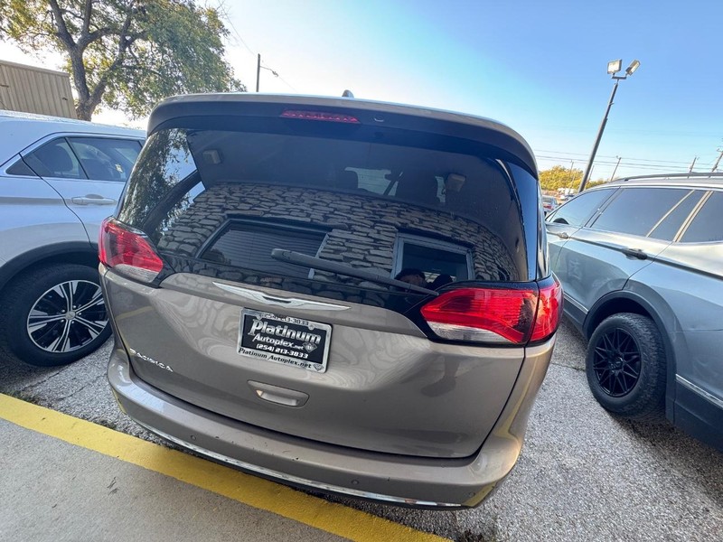 Chrysler Pacifica Vehicle Image 05