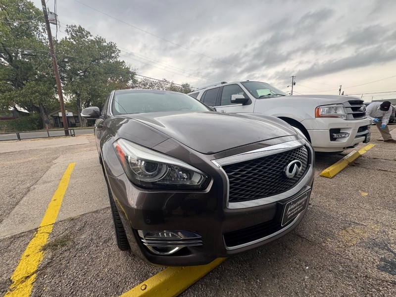 INFINITI Q70L Vehicle Image 02