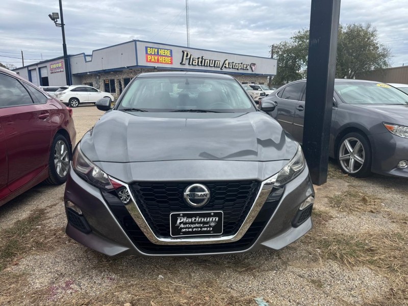 Nissan Altima Vehicle Image 02