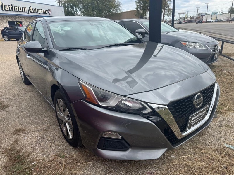 Nissan Altima Vehicle Image 03