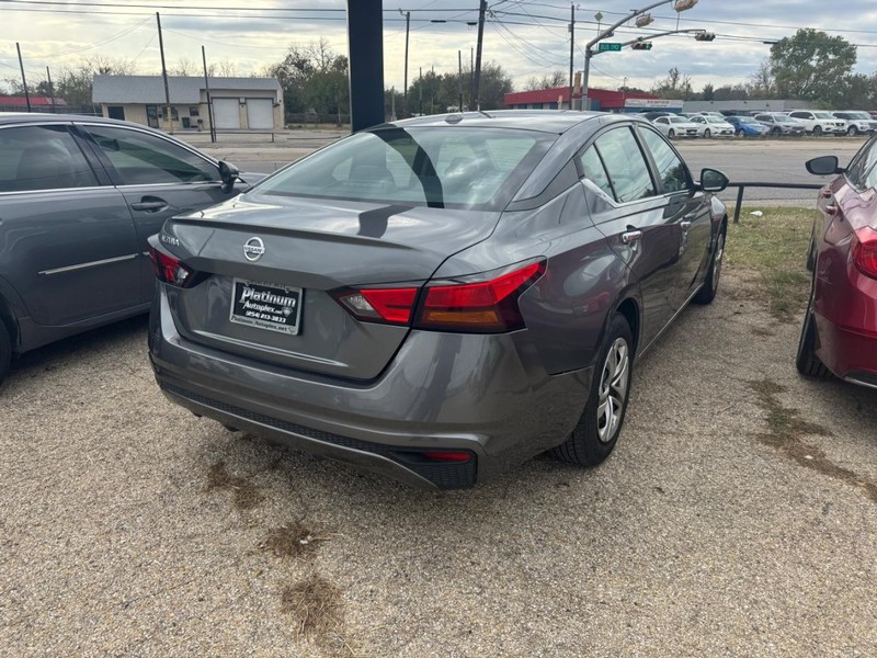 Nissan Altima Vehicle Image 04