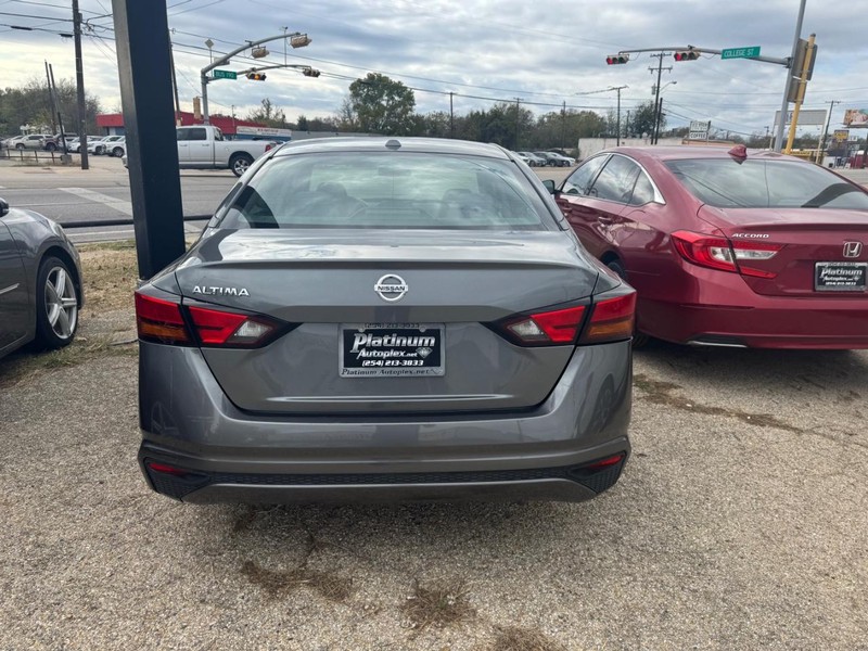 Nissan Altima Vehicle Image 05