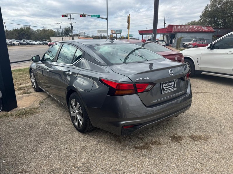 Nissan Altima Vehicle Image 06