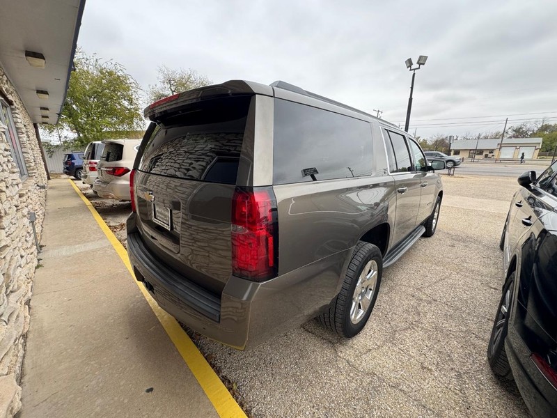 Chevrolet Suburban Vehicle Image 04