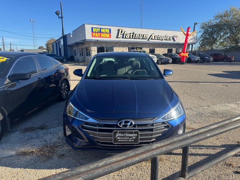 Hyundai Elantra Vehicle Image 02