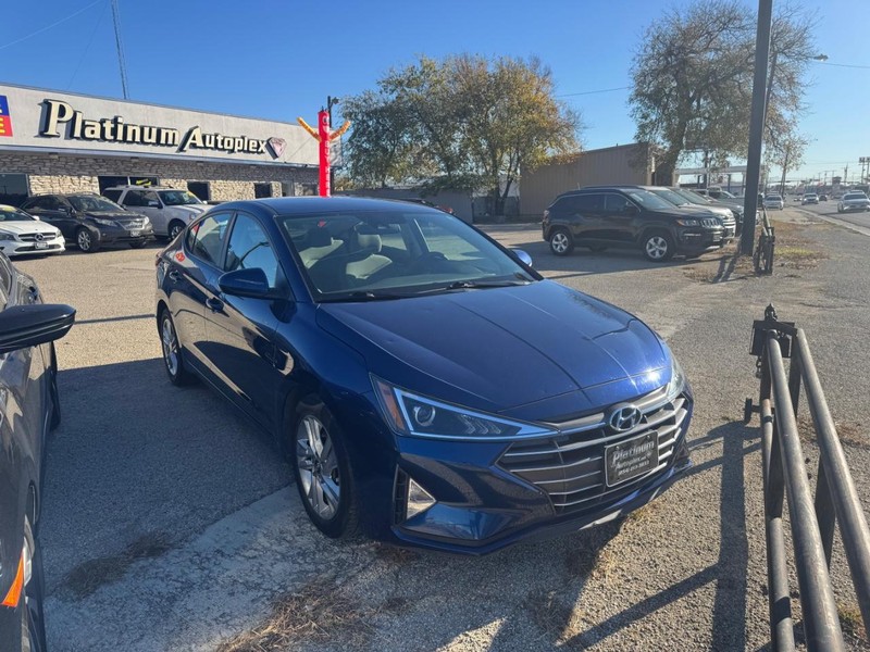 Hyundai Elantra Vehicle Image 03