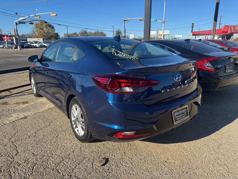 Hyundai Elantra Vehicle Image 04