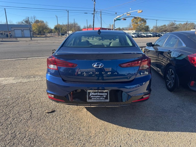 Hyundai Elantra Vehicle Image 05