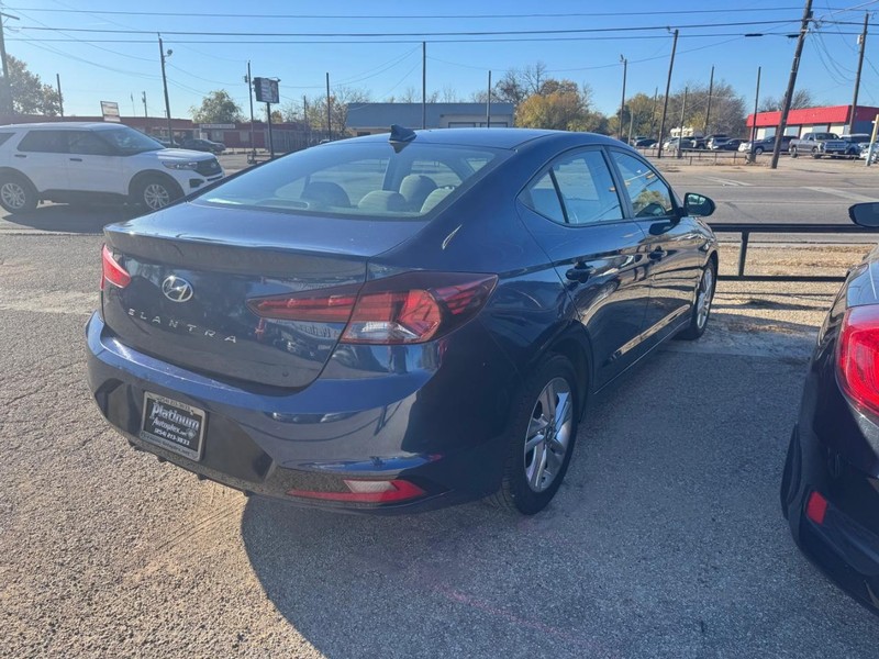 Hyundai Elantra Vehicle Image 06