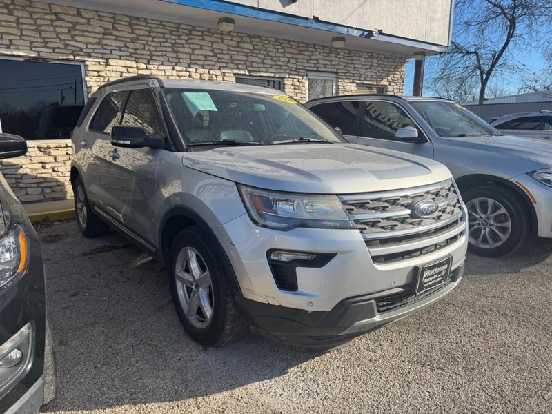 Ford Explorer Vehicle Full-screen Gallery Image 03