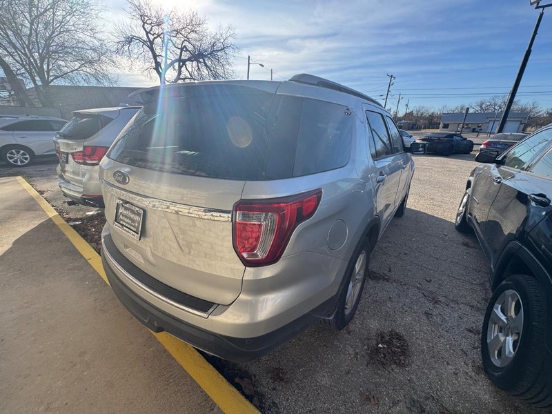 Ford Explorer Vehicle Full-screen Gallery Image 04