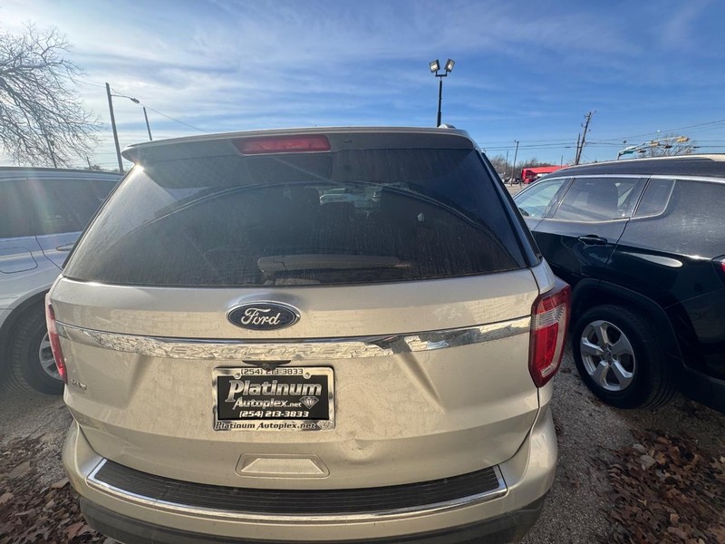 Ford Explorer Vehicle Full-screen Gallery Image 05