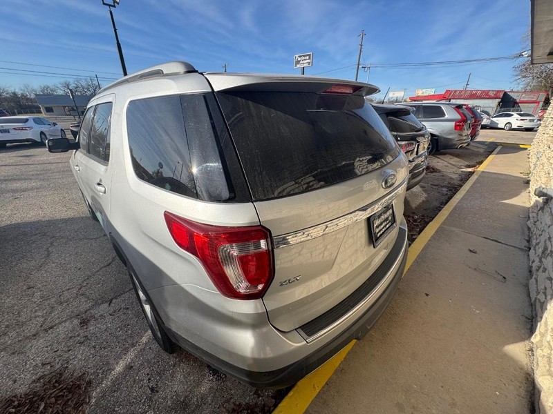 Ford Explorer Vehicle Full-screen Gallery Image 06