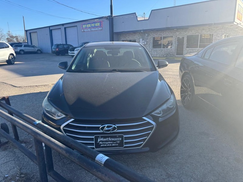 Hyundai Elantra Vehicle Image 02