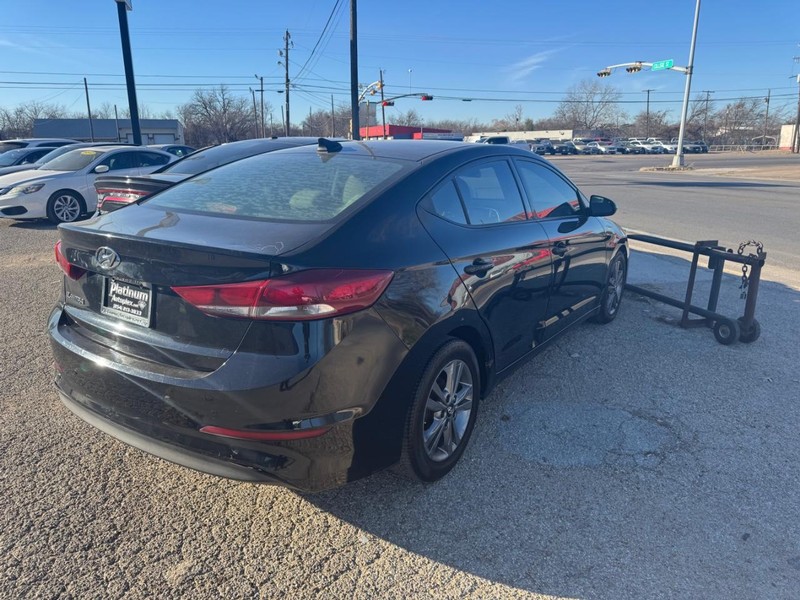 Hyundai Elantra Vehicle Image 04