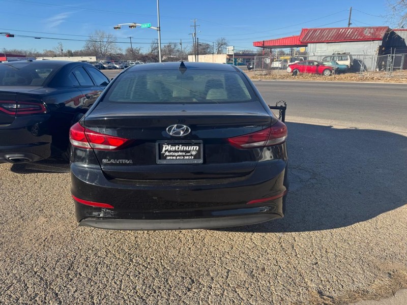 Hyundai Elantra Vehicle Image 05