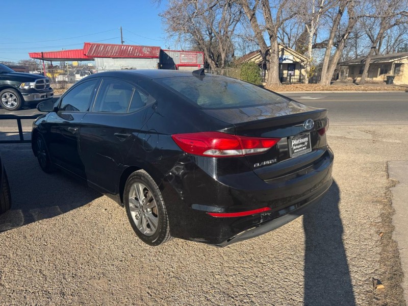 Hyundai Elantra Vehicle Image 06