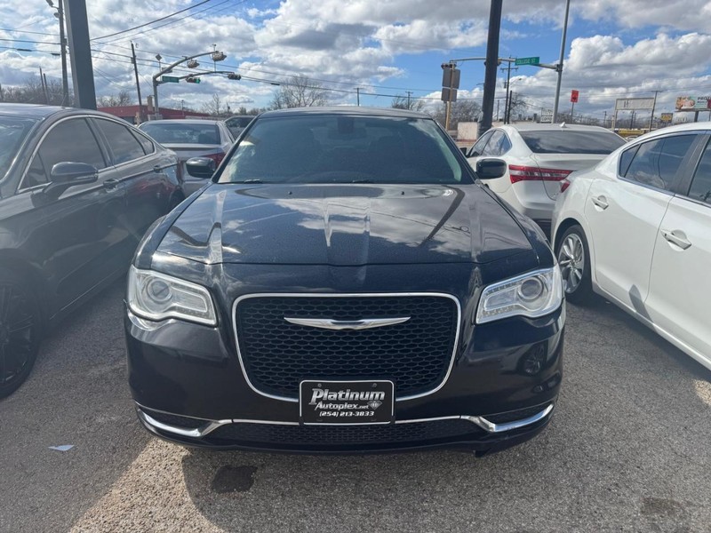Chrysler 300 Vehicle Image 02