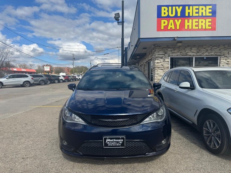 Chrysler Pacifica Vehicle Image 02