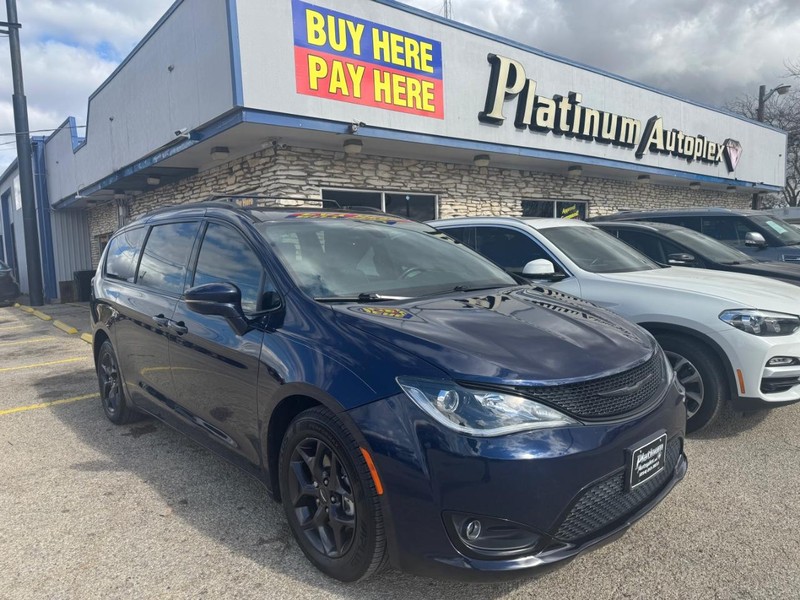 Chrysler Pacifica Vehicle Image 03