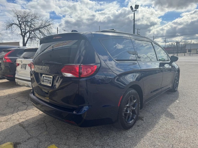 Chrysler Pacifica Vehicle Image 04