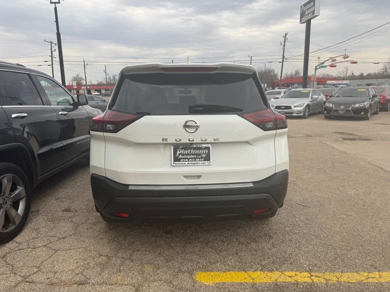 Nissan Rogue Vehicle Full-screen Gallery Image 05