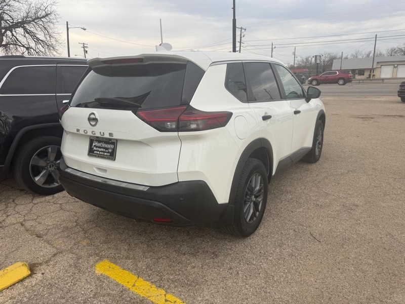 Nissan Rogue Vehicle Full-screen Gallery Image 06